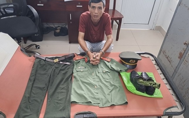 Gia danh cong an de lua dao ‘chay truong’ canh sat hinh anh