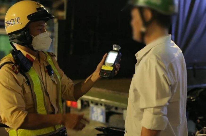 'Uong bia cho mat', tai xe xe om bi phat 7 trieu dong hinh anh