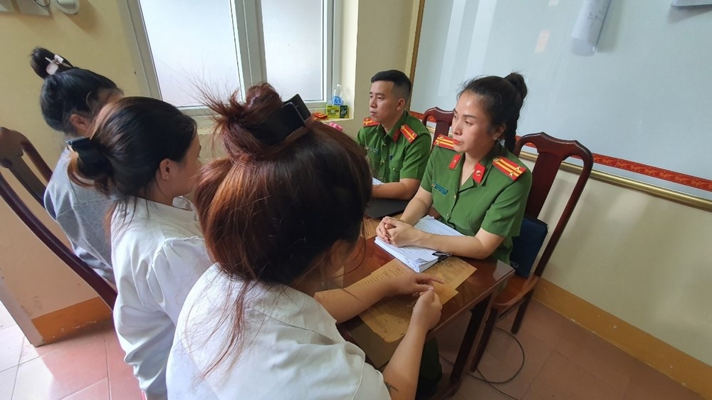 Hai be gai bi lua ban vao quan karaoke voi gia 4 trieu dong hinh anh