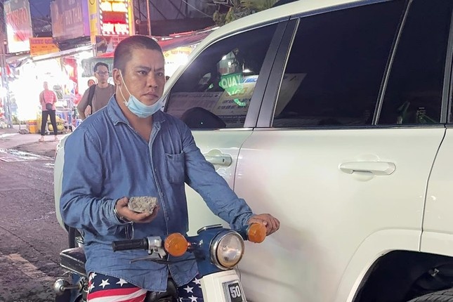 Bat ke vo co dung da dap kinh oto o TP.HCM hinh anh