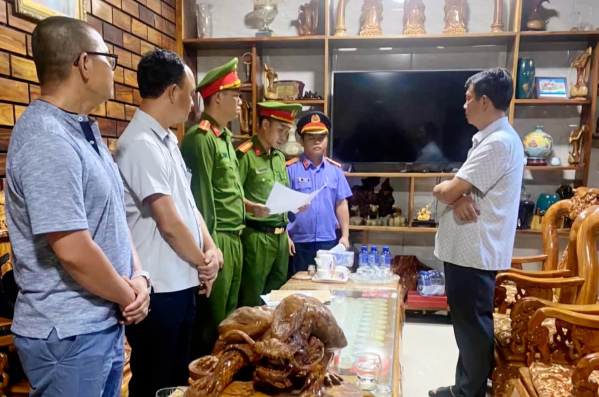 Bat Pho Chu tich UBND huyen Huong Hoa Le Quang Thuan hinh anh