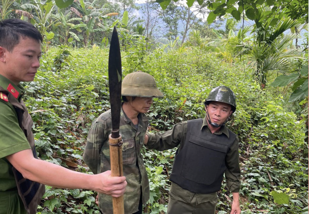 Pho truong cong an xa o Hoa Binh bi dam trong thuong hinh anh