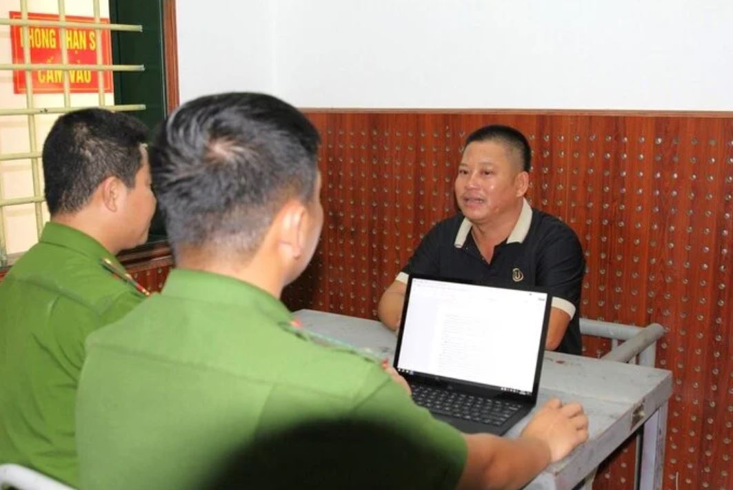 Khoi to nguoi dan ong cam kiem ra duong chan xe o to hinh anh