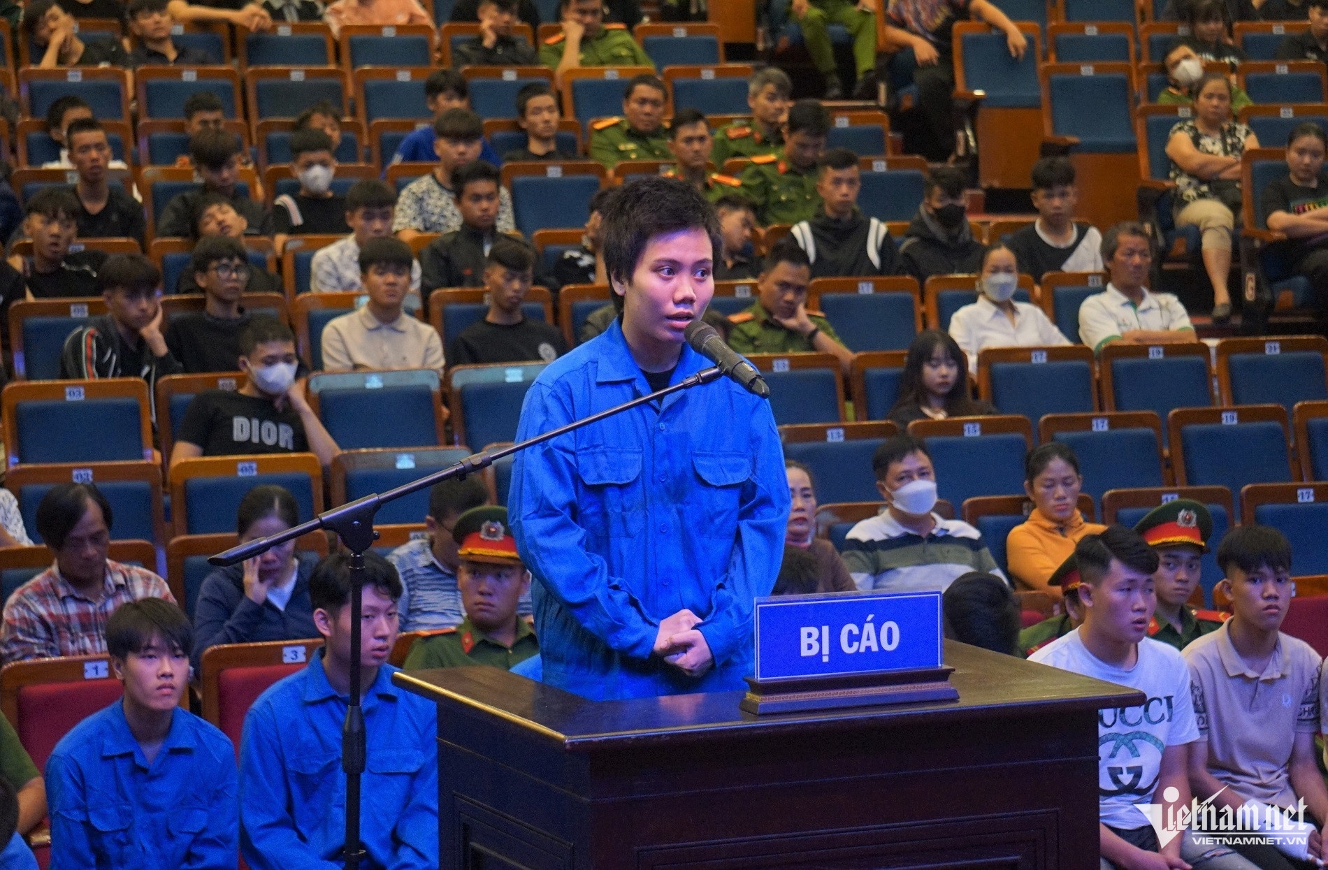 Co gai 19 tuoi cam dau nhom 40 'dan em' di hon chien hinh anh