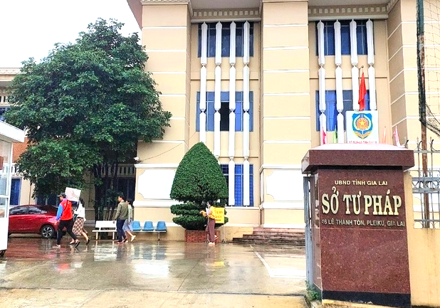 Bat mot can bo So Tu phap Gia Lai hinh anh