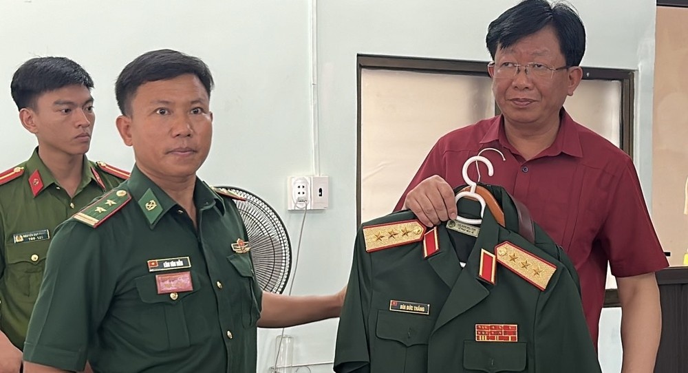 Cac doi tuong gia danh Thuong tuong quan doi va ‘tro ly’ hinh anh