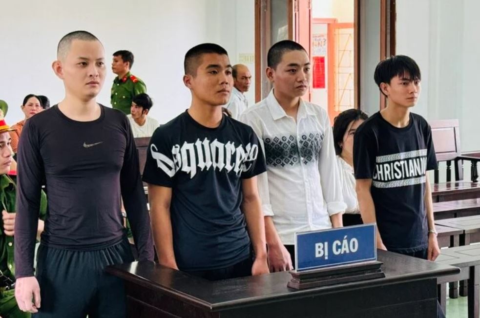 Treu vo nguoi khac, nam thanh nien bi danh trong thuong hinh anh