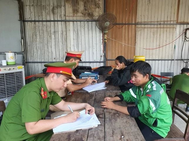 CSGT bi thanh nien vi pham tong thang vao nguoi hinh anh