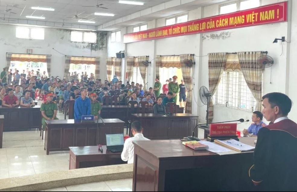 Danh cong an khi bi kiem tra nong do con, 'ma men' linh 12 thang tu hinh anh