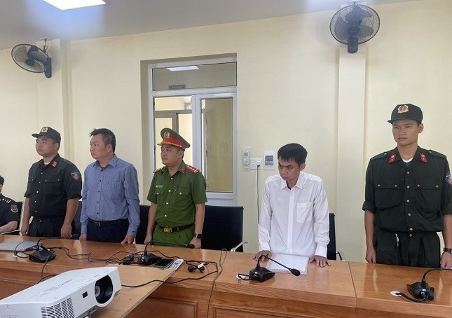 Bat Chi cuc truong Chi cuc Hai quan cua khau Xin Man hinh anh