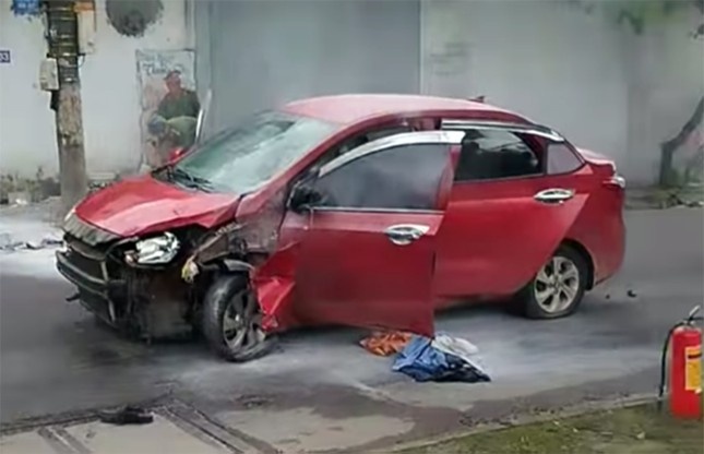 Nguoi dan ong dot o to sau va cham giao thong o Ha Noi hinh anh