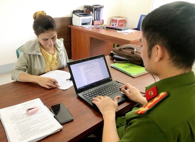 'Nu quai' cam dau duong day lo de, moi ngay giao dich gan nua ty dong hinh anh