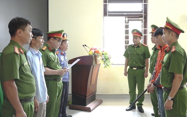 Tranh gianh bo moi nem cha, dam trong thuong doi thu hinh anh