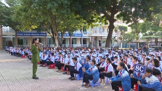Canh bao hien tuong ‘tin dung den’ bua vay truong hoc hinh anh