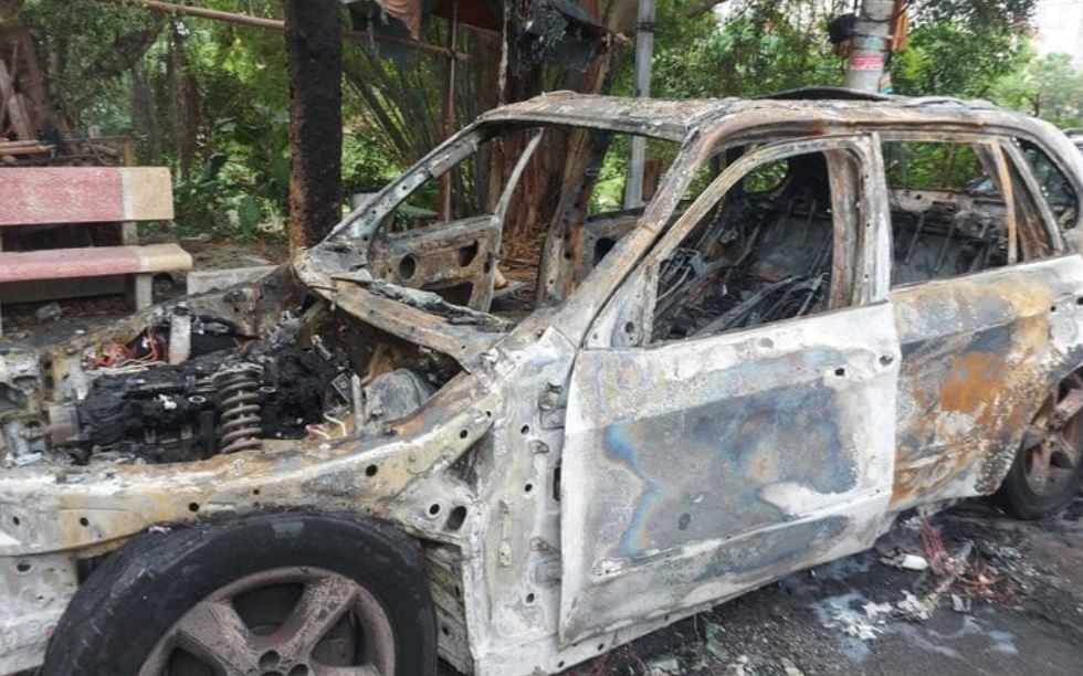 Xe BMW chay tro khung giua trua o Ha Noi hinh anh