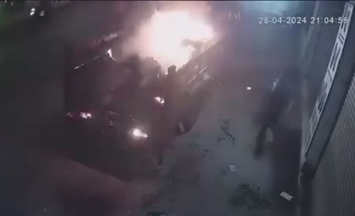 Nguoi dan ong say ruou dot 4 xe may tren xe CSGT hinh anh