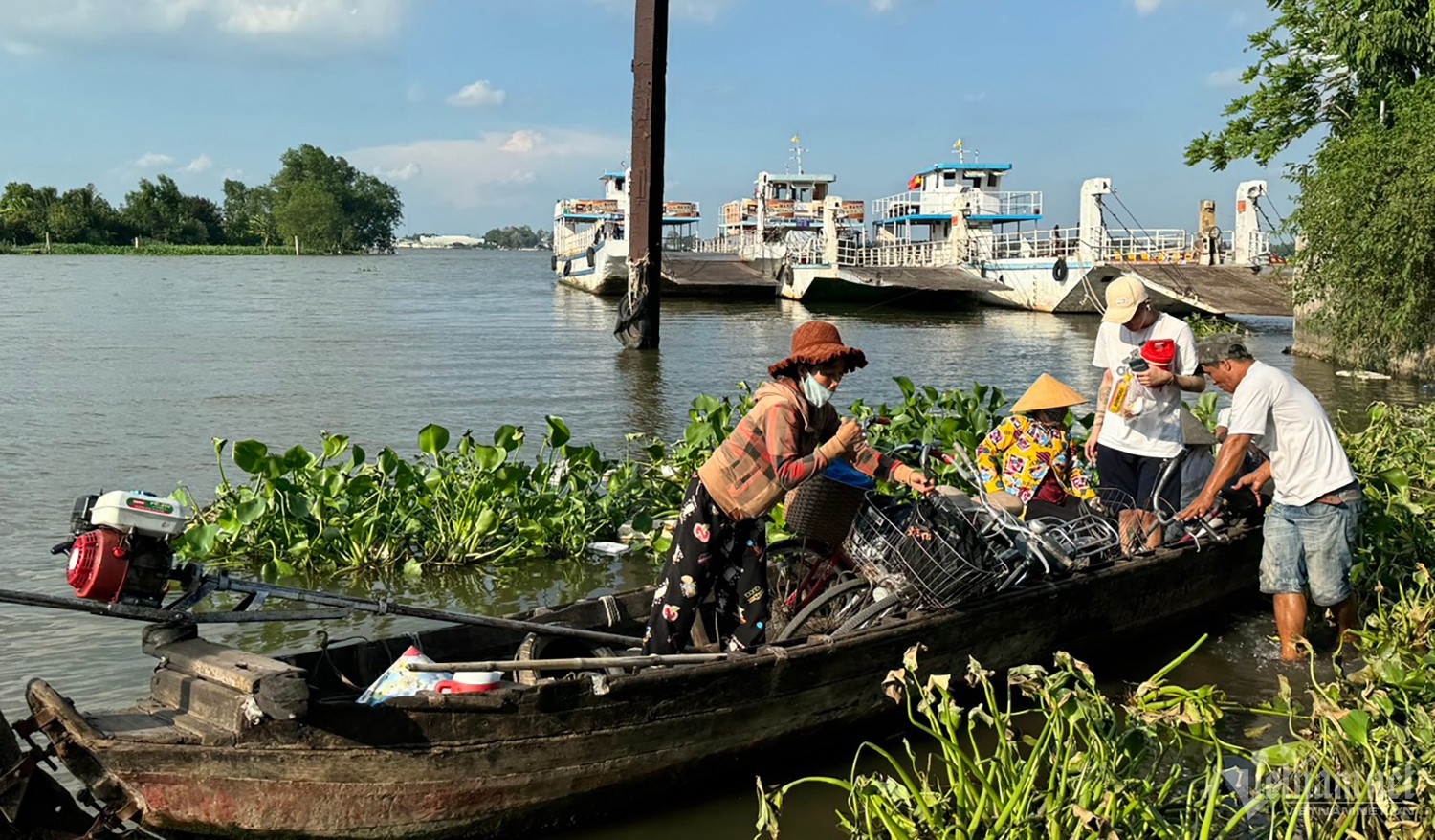 Phà tiếp tục dừng hoạt động, người dân liều mình đi ghe vượt sông Hậu ...