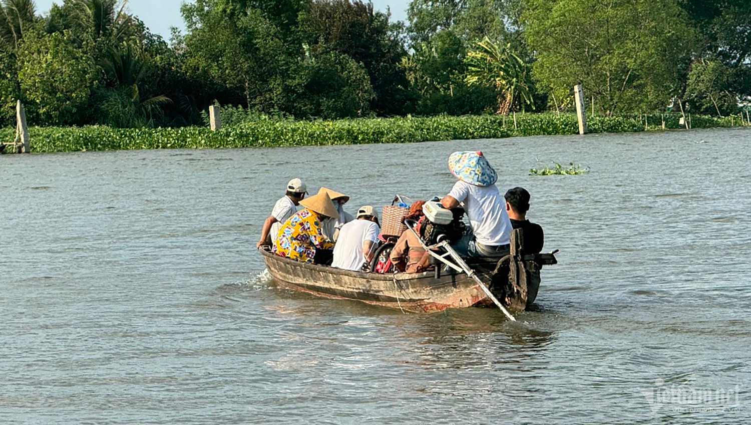 Phà tiếp tục dừng hoạt động, người dân liều mình đi ghe vượt sông Hậu ...