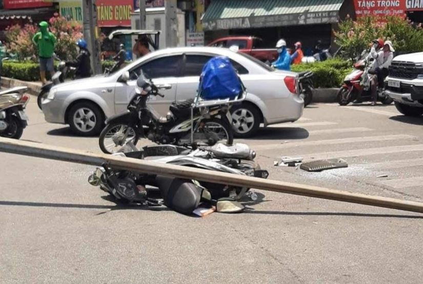 Tru den chieu sang roi trung nguoi di xe may o TP.HCM hinh anh