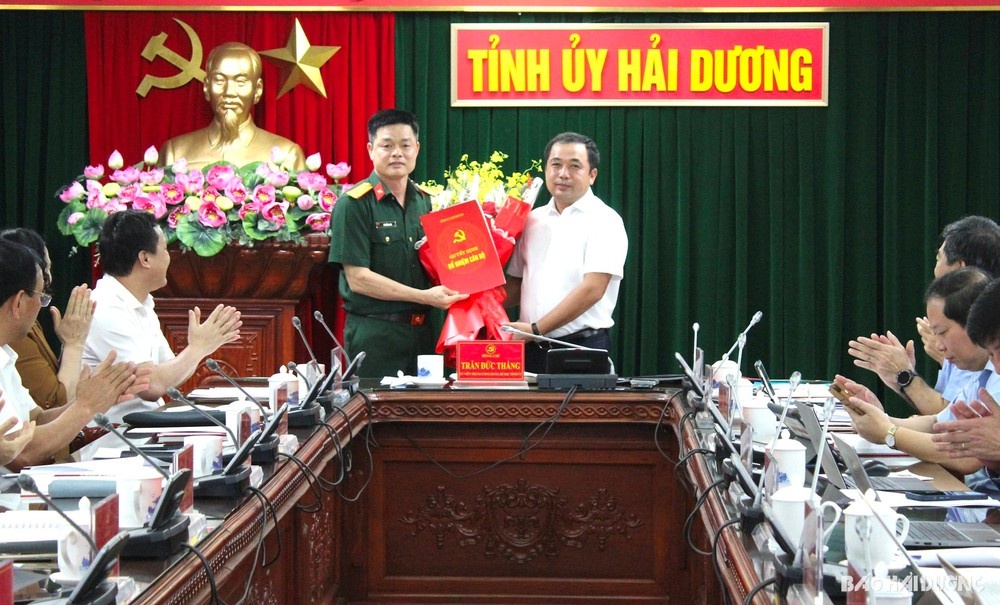 Ban Bi thu Trung uong Dang chuan y nhan su o hai tinh hinh anh