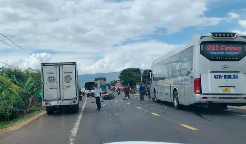 Xe may va cham taxi va oto khach, 2 nguoi tu vong hinh anh