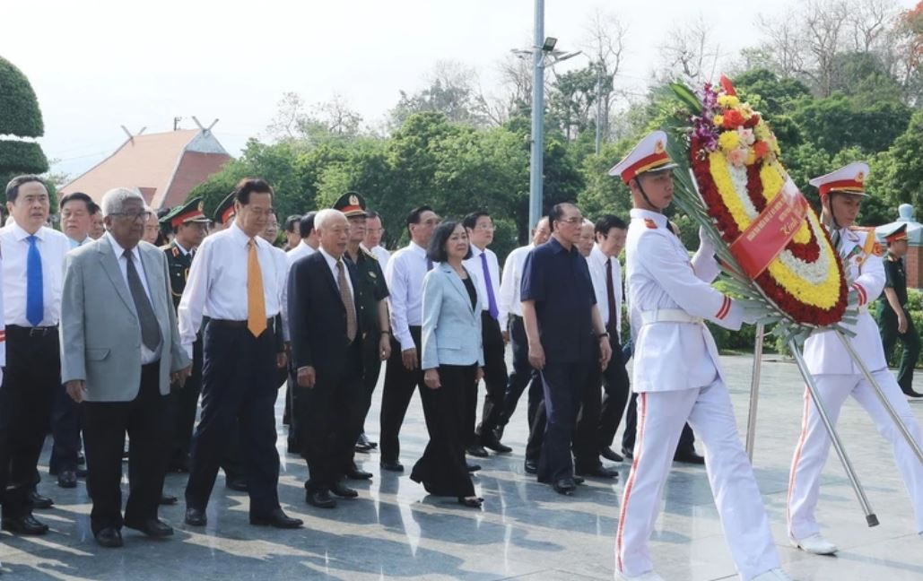 Lanh dao, nguyen lanh dao Dang, Nha nuoc tri an cac anh hung liet si hinh anh