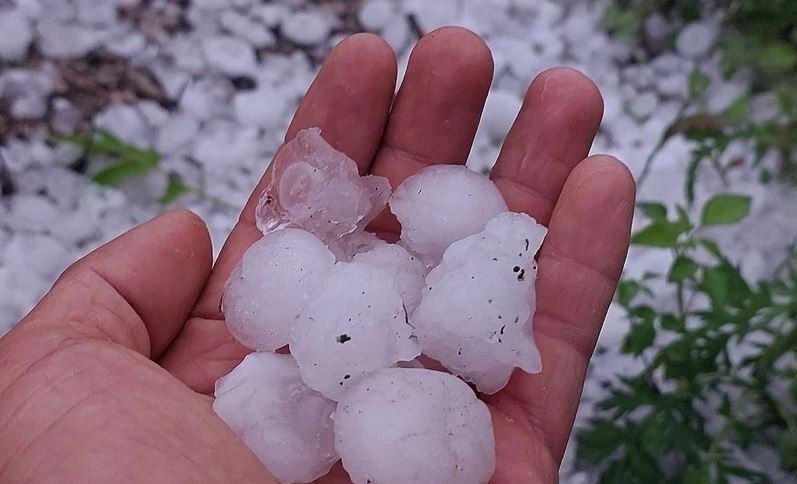 Mua da du doi trut xuong Lao Cai trong dem hinh anh