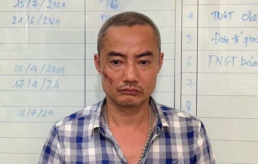 Xe dau keo lao vao 8 nguoi o quan tap hoa, tai xe khai uong 10 chen hinh anh