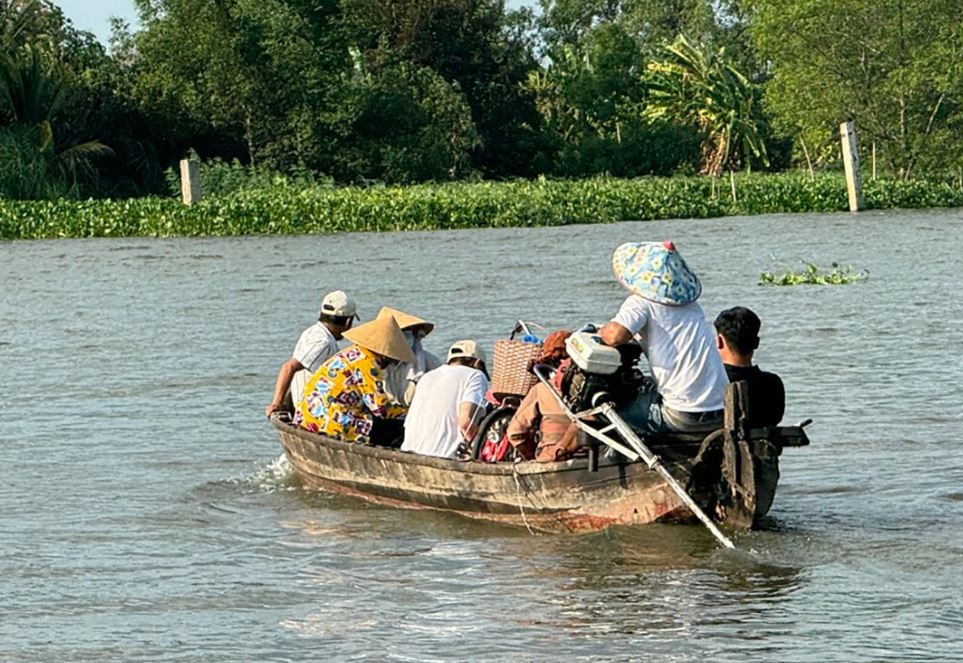 Pha tiep tuc dung hoat dong, nguoi dan lieu minh di ghe vuot song Hau hinh anh