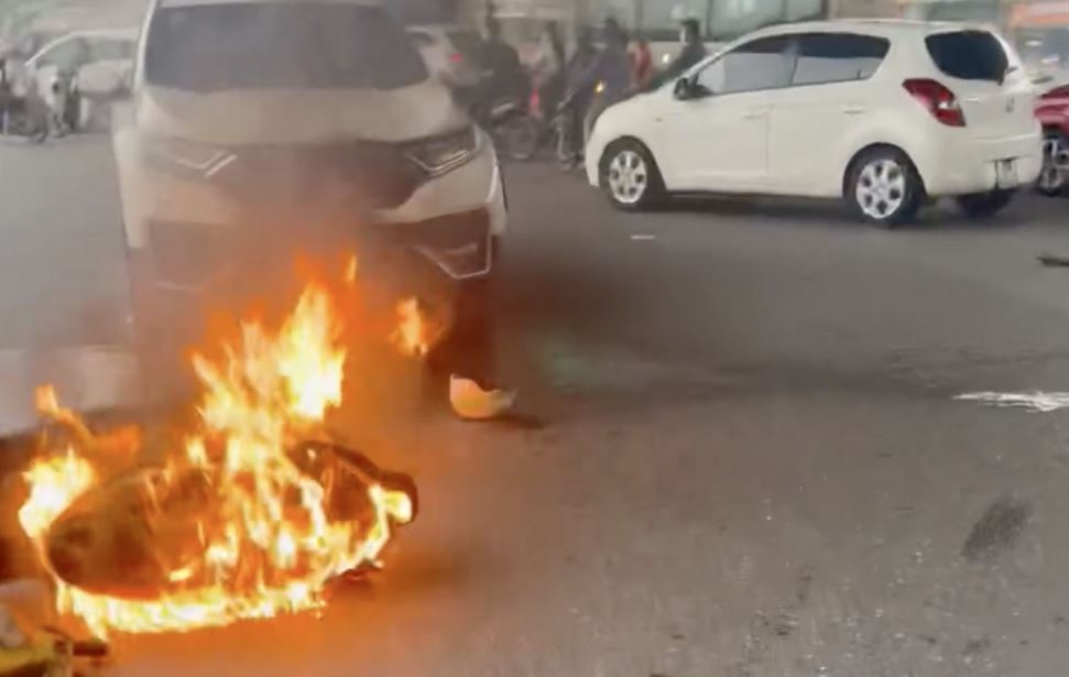 Xe may chay ngun ngut sau va cham o to tren pho Ha Noi hinh anh