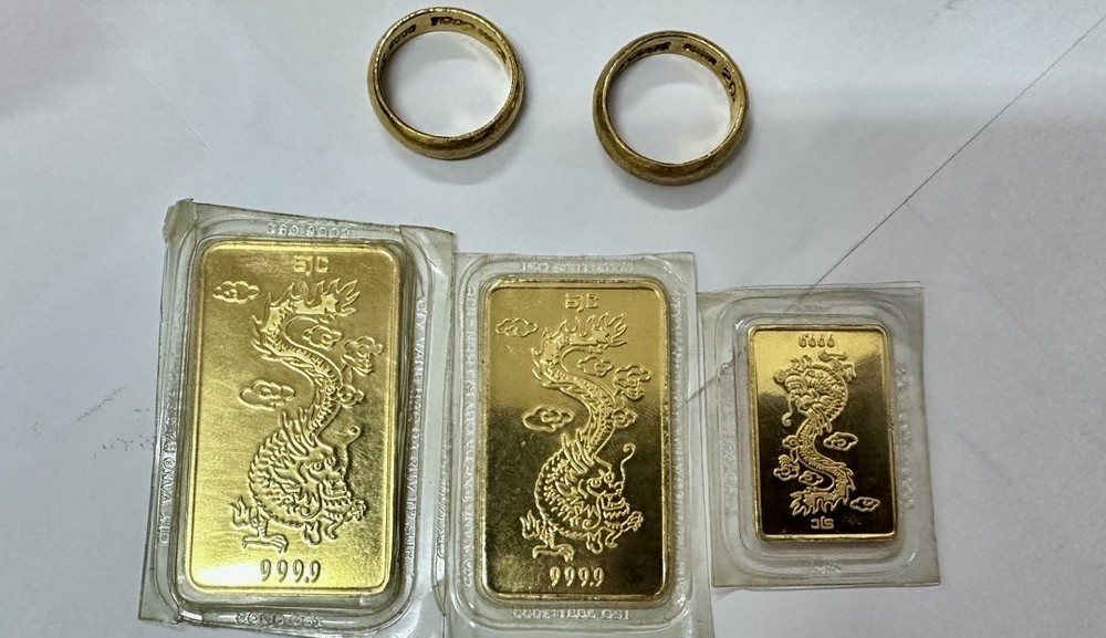 Bat ngo thay hon hai cay vang trong dong quan ao tu thien hinh anh