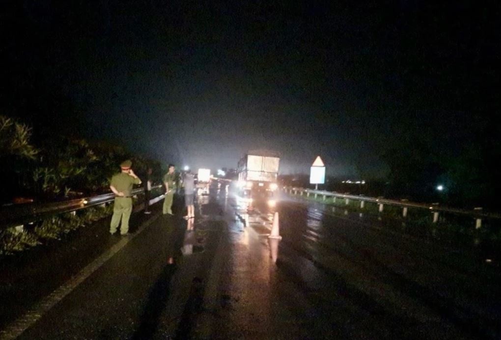 Di bo tren cao toc Noi Bai - Lao Cai, nguoi dan ong bi oto dam tu vong hinh anh