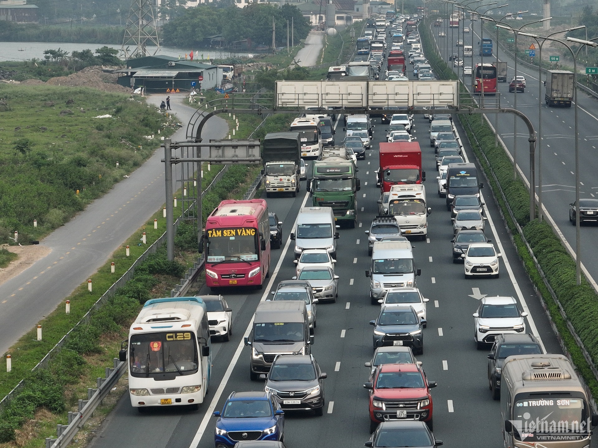 Dong oto xep hang vao trung tam Ha Noi du chua het nghi le hinh anh