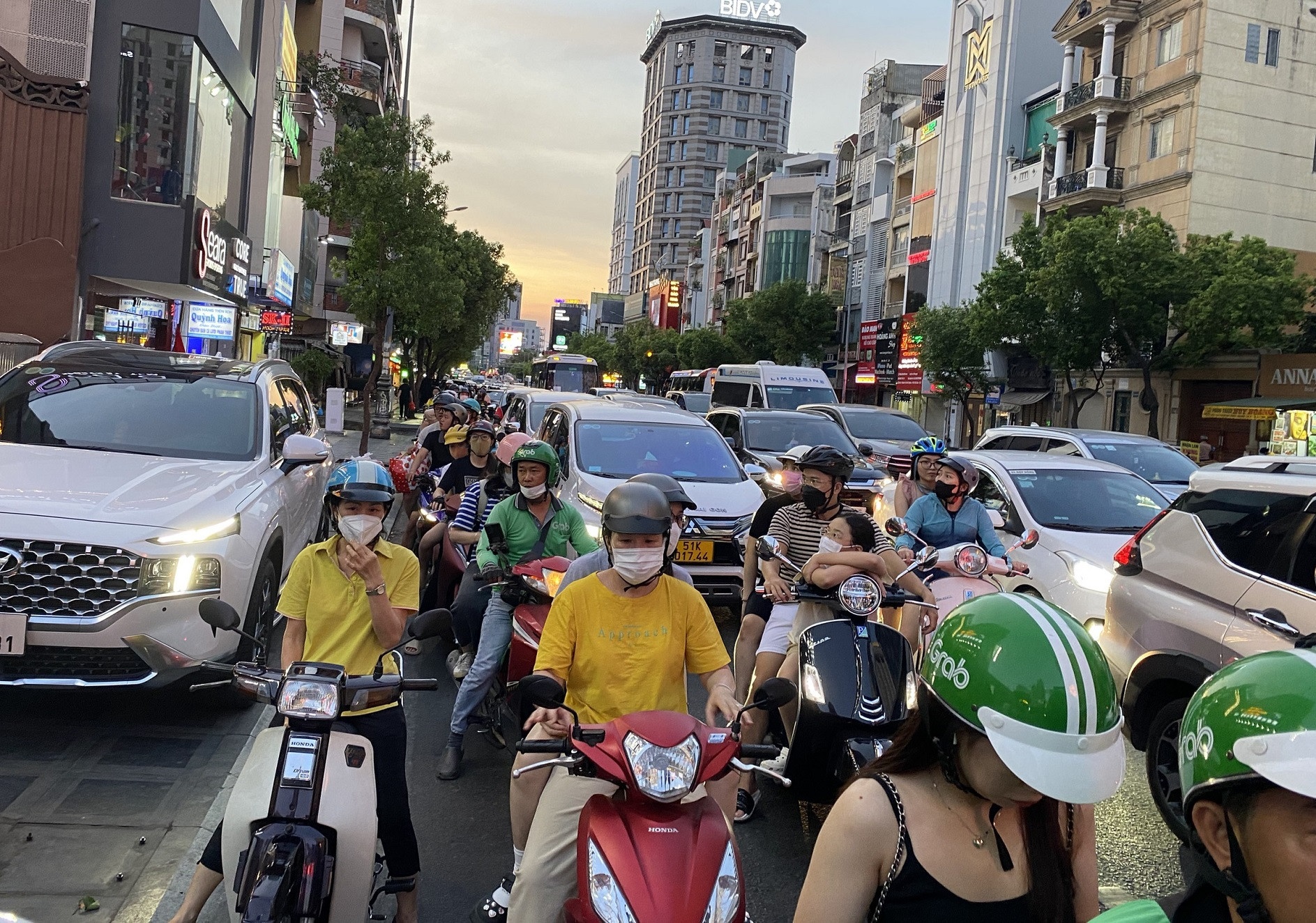 Nguoi dan un un vao trung tam TP.HCM xem phao hoa toi 30/4 hinh anh