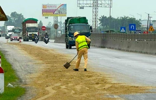 Hang loat xe do tren quoc lo 1A, CSGT rai cat xu ly dau loang hinh anh