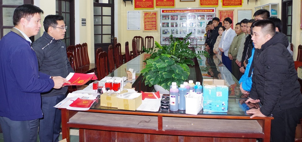 Gia giay to 100 ty anh 1