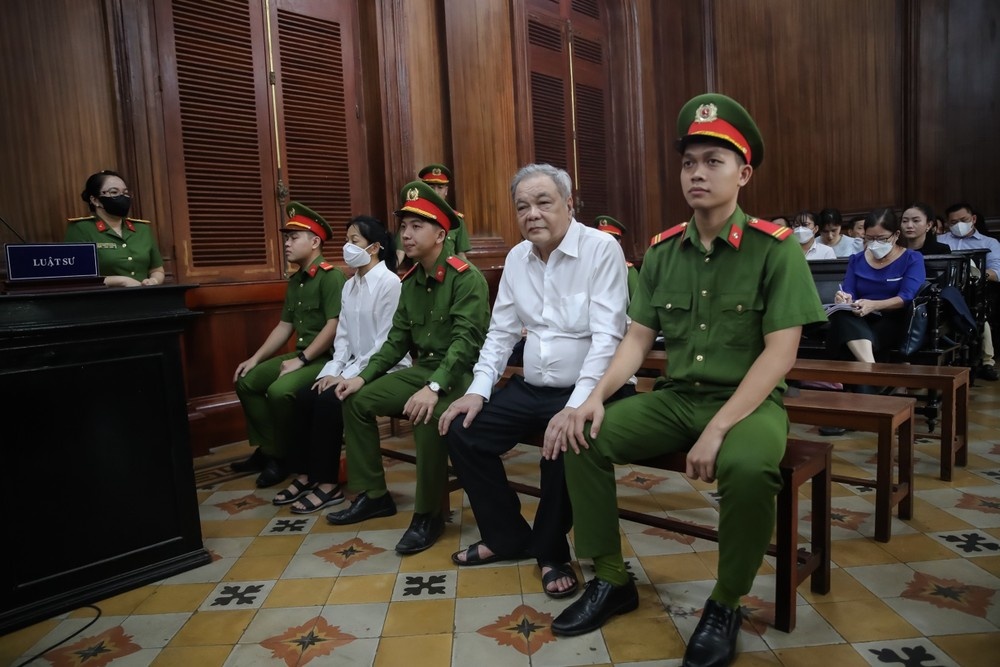 Ong Tran Qui Thanh va Tran Uyen Phuong khang cao hinh anh