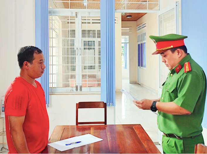 Can bo xa chiem doat hang tram trieu dong cua 5 ho dan lam so do hinh anh