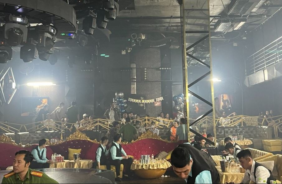 Canh sat kiem tra quan bar noi tieng o Ca Mau hinh anh