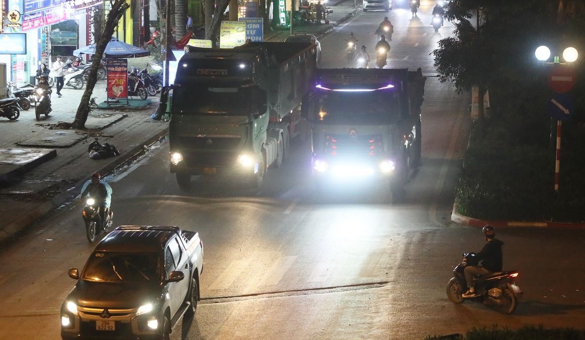 Xe tai lap den led sieu sang, gay 'mu tam thoi' nguoi di nguoc chieu hinh anh