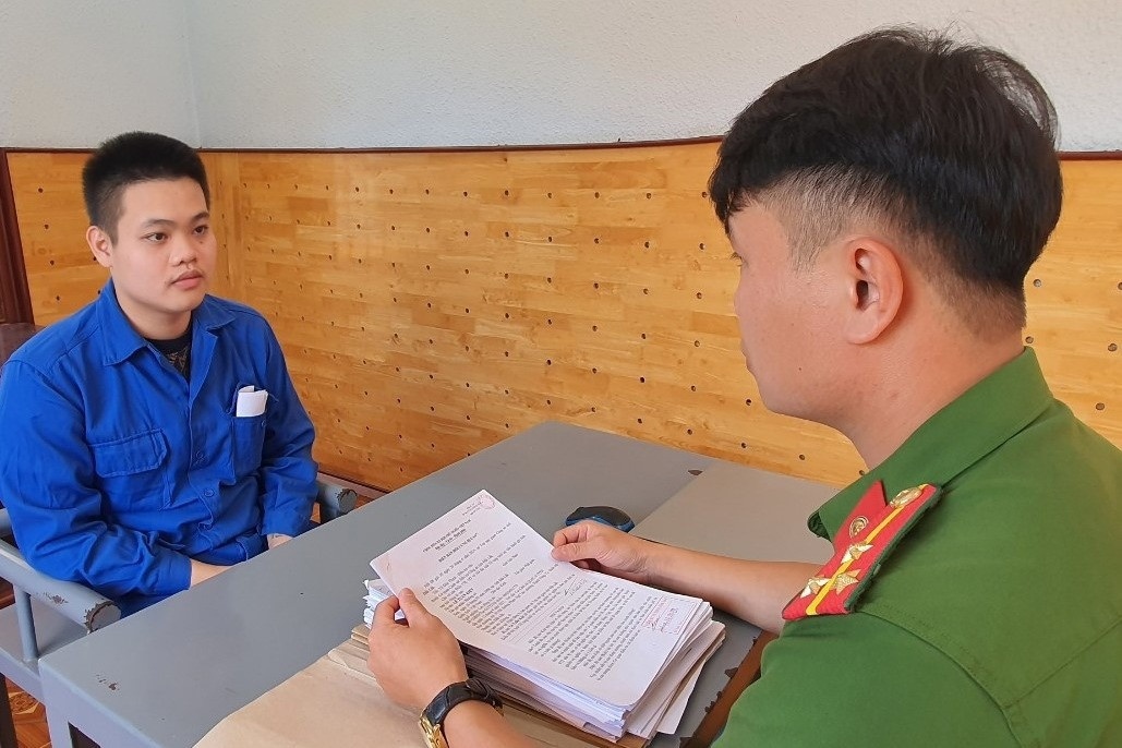 Thanh nien ban 6 phat vao doi phuong de trut gian cho nguoi tinh hinh anh