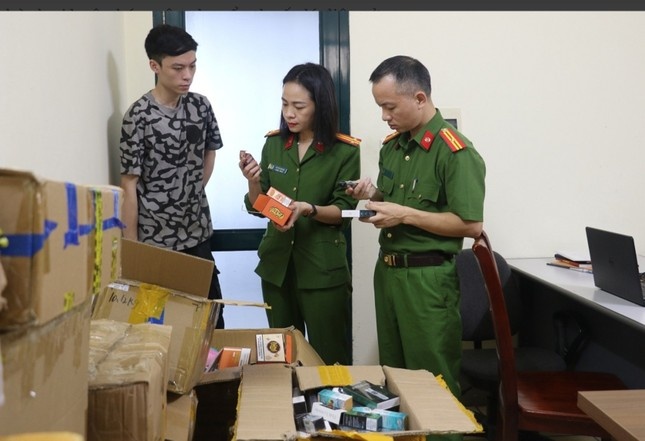 Thu giu 10.000 san pham thuoc la dien tu khong ro nguon goc hinh anh