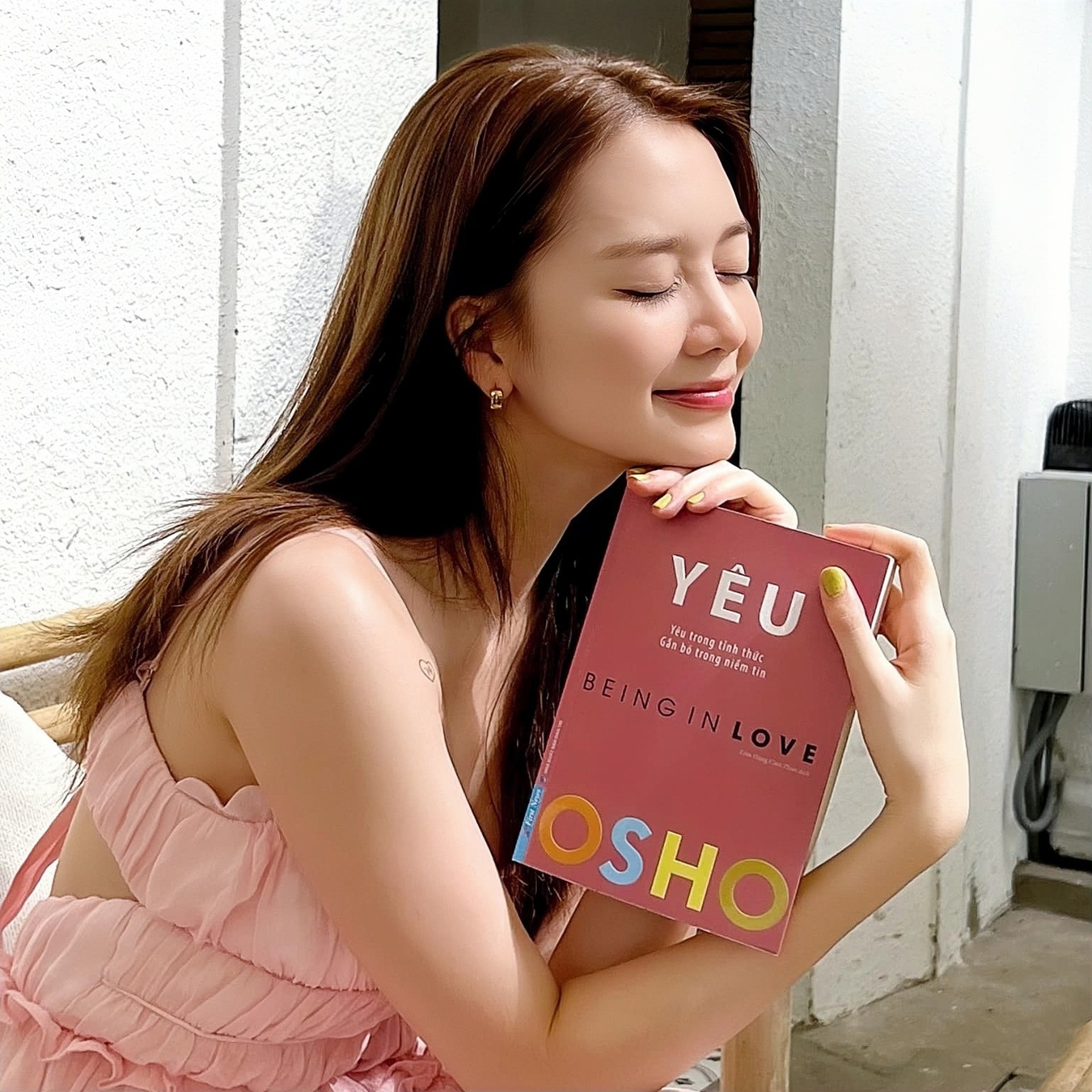 Thieu Bao Trang khong con tu cao cau cam xuc, dan vat nho doc sach hinh anh