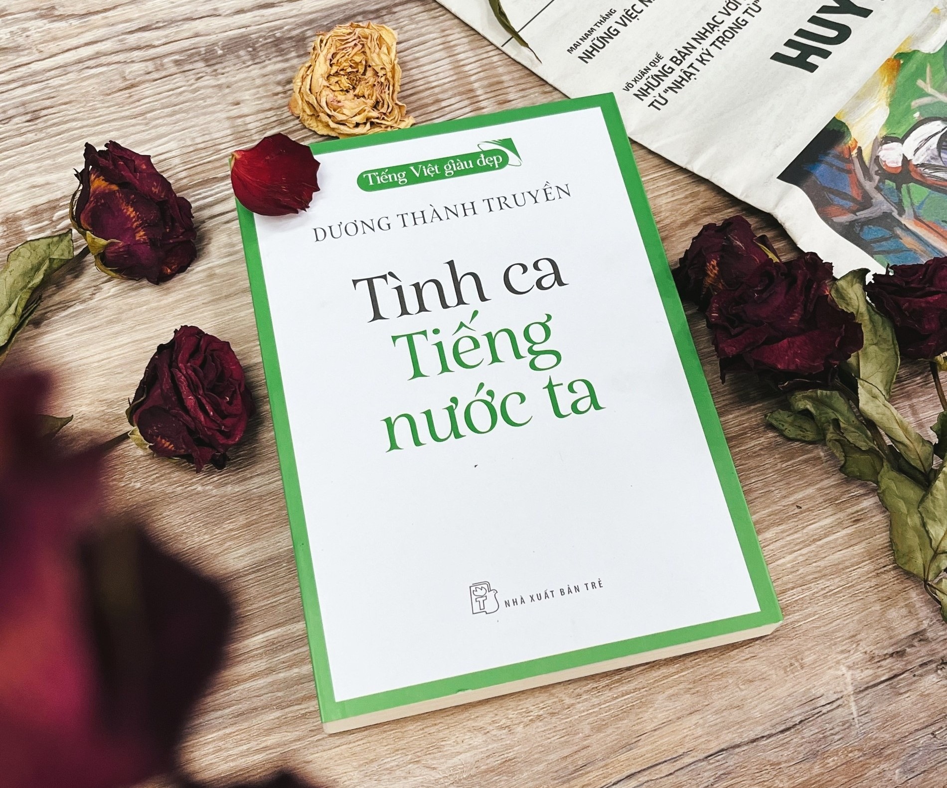 Cuon sach giup doc gia dam minh vao tieng Viet tran ngap su song hinh anh