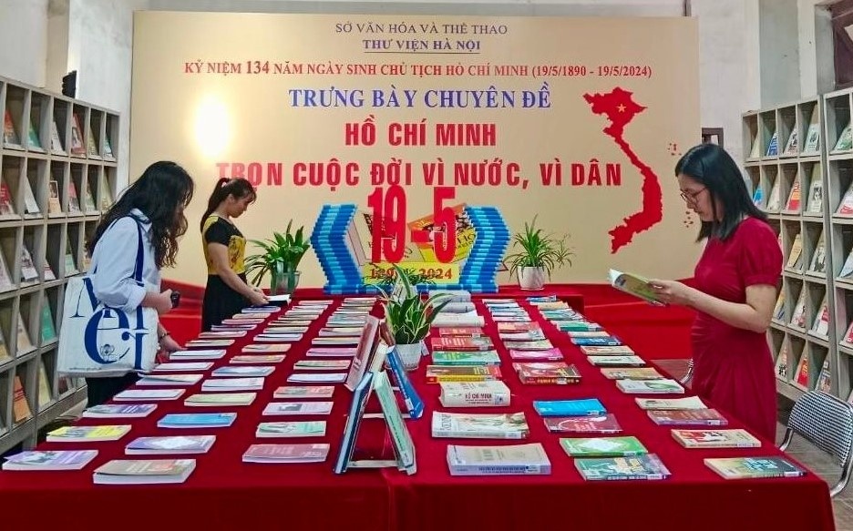 Trung bay sach chu de 'Ho Chi Minh - Tron cuoc doi vi nuoc, vi dan' hinh anh