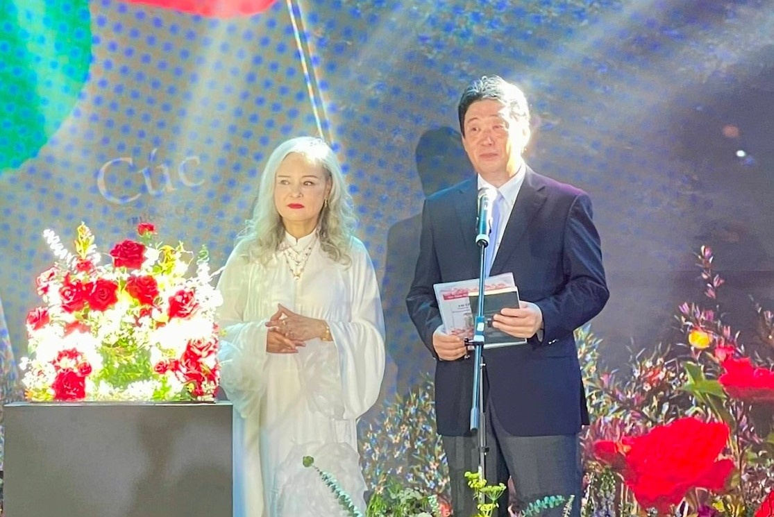 'Cuc' - Truong ca giau cam xuc va suy tuong hinh anh