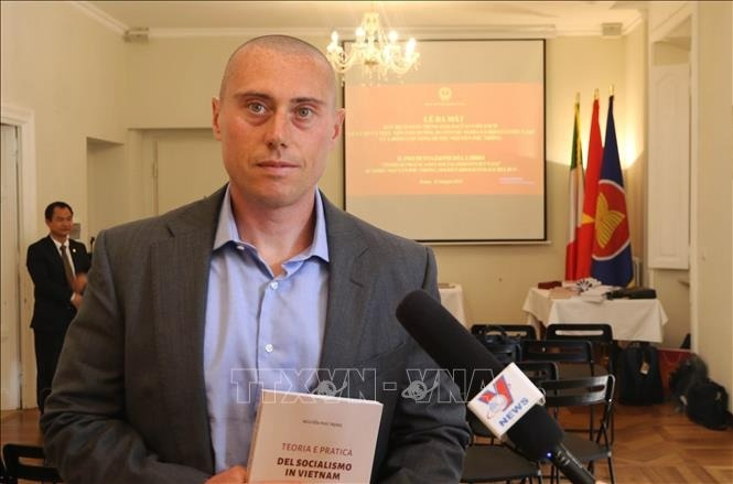 Ra mat ban tieng Italy sach cua Tong bi thu Nguyen Phu Trong hinh anh
