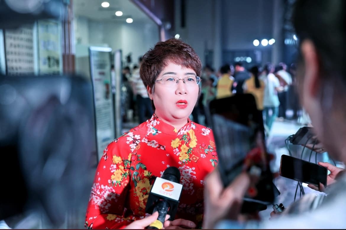 Dich gia Le chi - su gia dua van hoc Viet Nam ra the gioi hinh anh