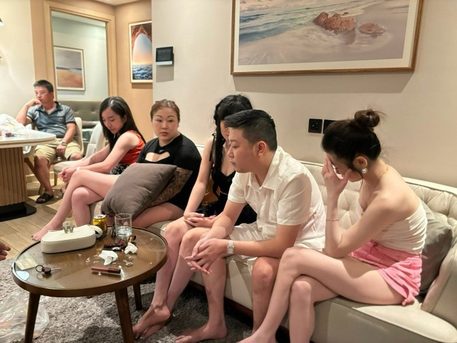 Khoi to nhom dan choi thue chung cu hang sang de bay lac hinh anh