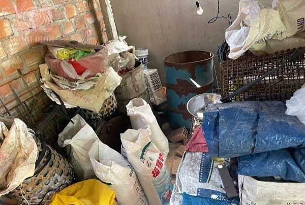 Mot gia dinh o Binh Dinh mat 1,5 ty dong giau trong thung lua hinh anh